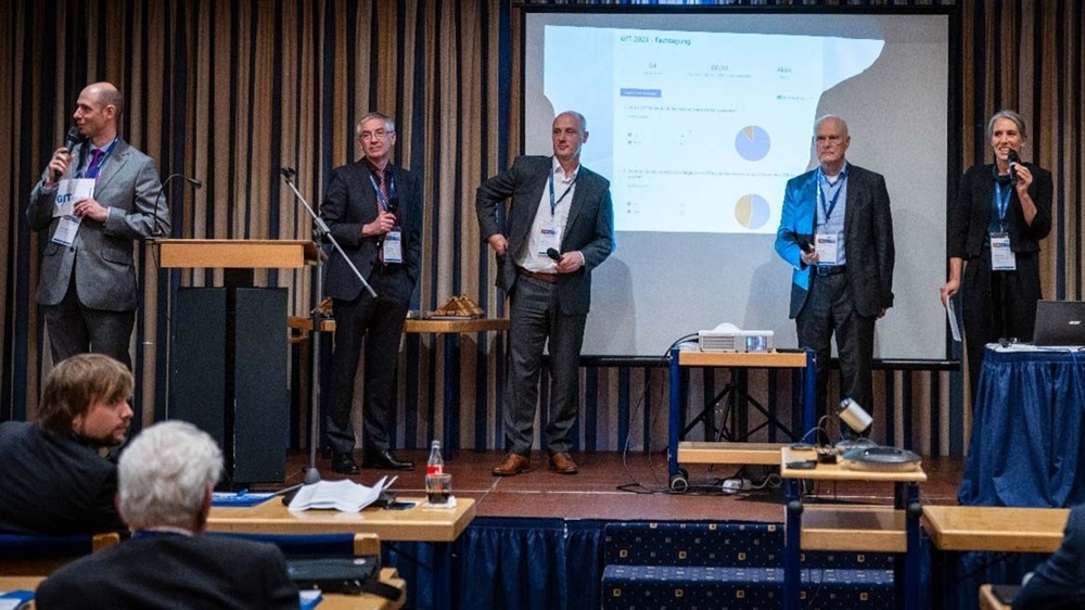 Abschluss des ersten Plenarvortrags, Thomas Gradt, Dirk Bartel und Rolf Luther stellen sich den Fragen des AK Öffentlichkeitsarbeit (Interviewer: Balázs Magyar (l), Mirjam Bäse (2. vr)), Technik-Betreuung: Dennis Konopka (r)