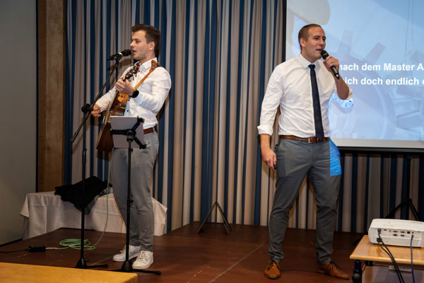 Die Gewinner des TriboSlam bei ihrem Song „Ich war noch nie in Göttingen“