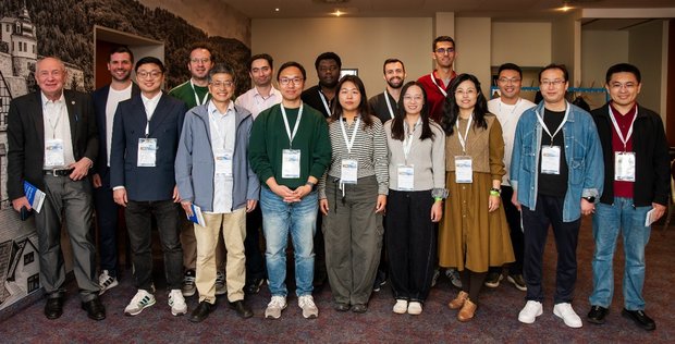 Gruppenfoto der Teilnehmenden des Sino-German Mobility Program auf der Tribologie-Fachtagung 2025 in Wernigerode. Die Gruppe steht dicht zusammen und blickt in die Kamera.